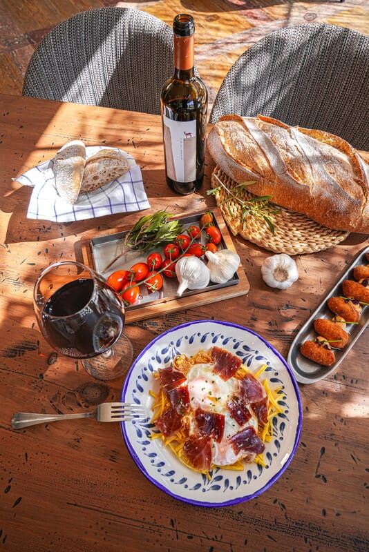 Huevos ecológicos con virutas de jamón ibérico y patatas de la isla