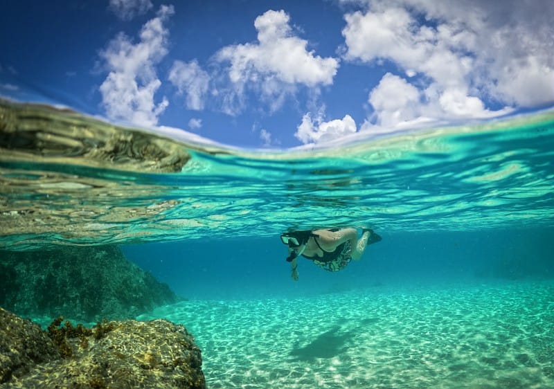 Persona haciendo snorkel