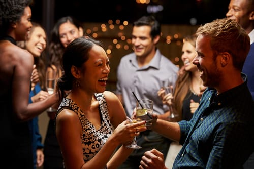 Personas disfrutando de una fiesta