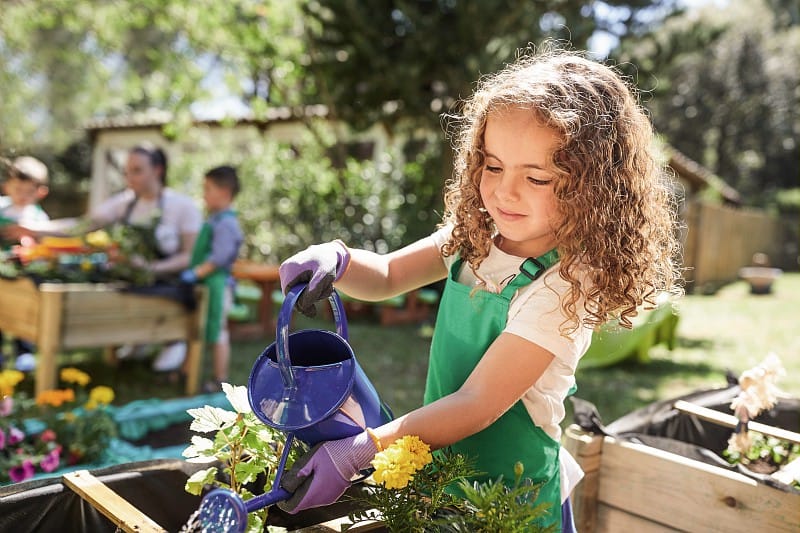 Niña haciendo jardinería