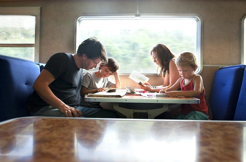Familia viajando en tren
