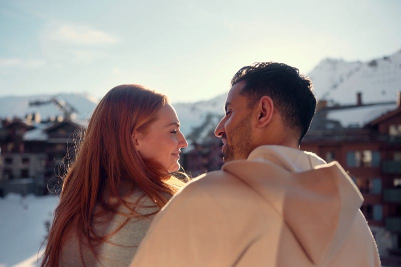Pareja celebrando San Valentín en la nieve