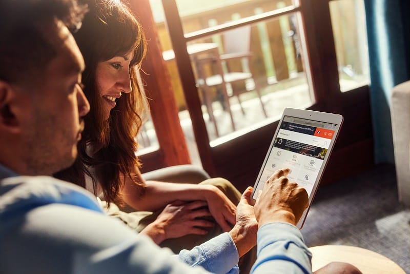 Pareja planificando su viaje en tren