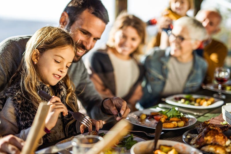 Familia disfrutando las Fallas de Valencia