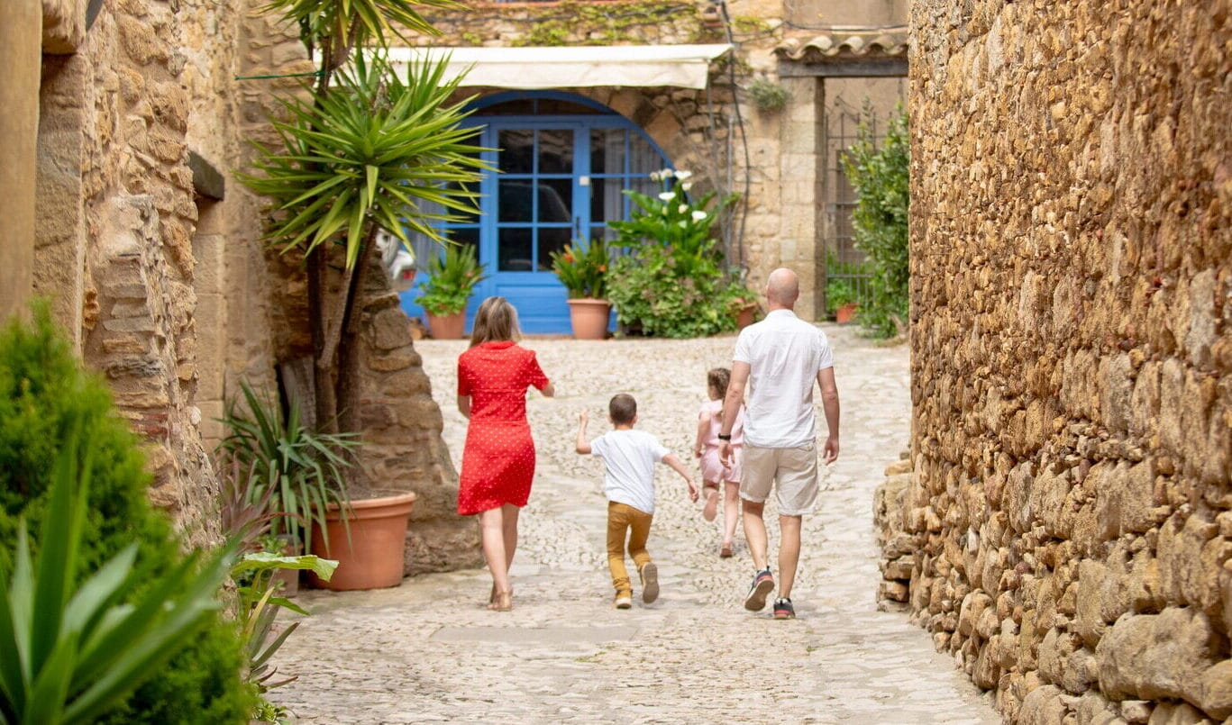 Familia visitando pueblo en la Costa Brava
