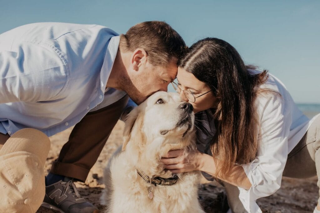 Familia con mascota en playa