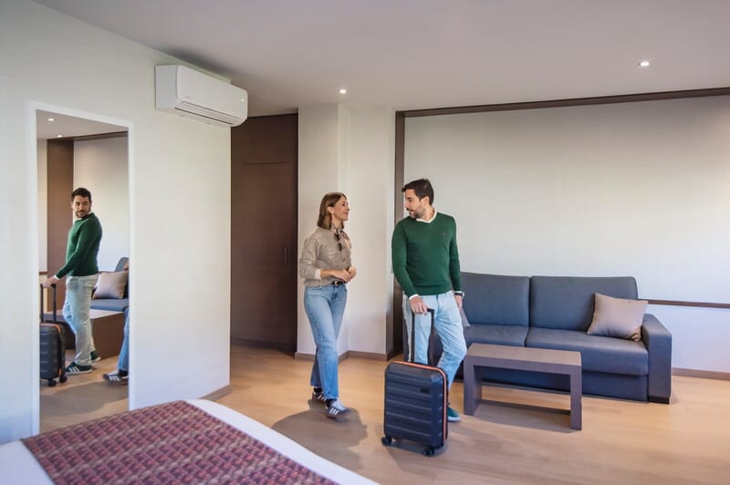 Pareja en hotel Granada