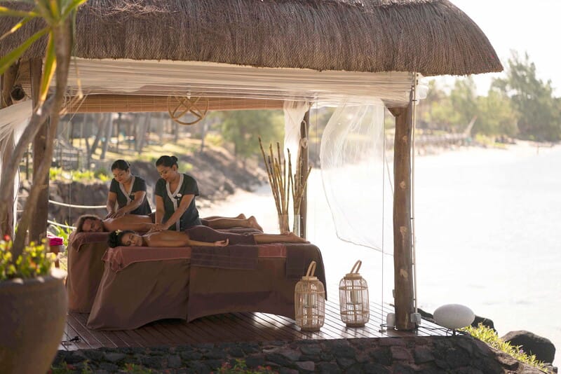 Pareja relajada recibiendo masaje