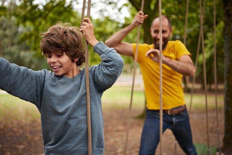Padre y niño disfrutando de la tirolina