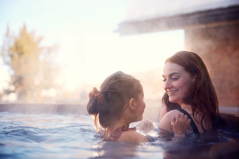 Mama e hija en aguas termales