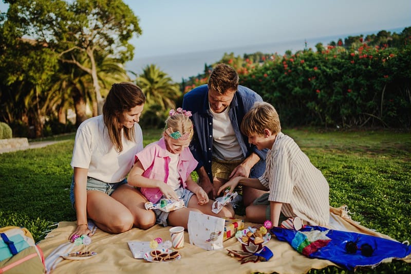 Familia celebrando en el parque