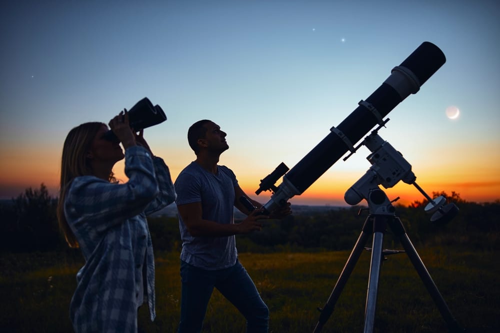 Pareja mirando las estrellas
