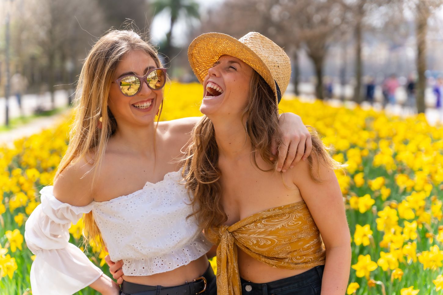 chicas disfrutando floracion primavera