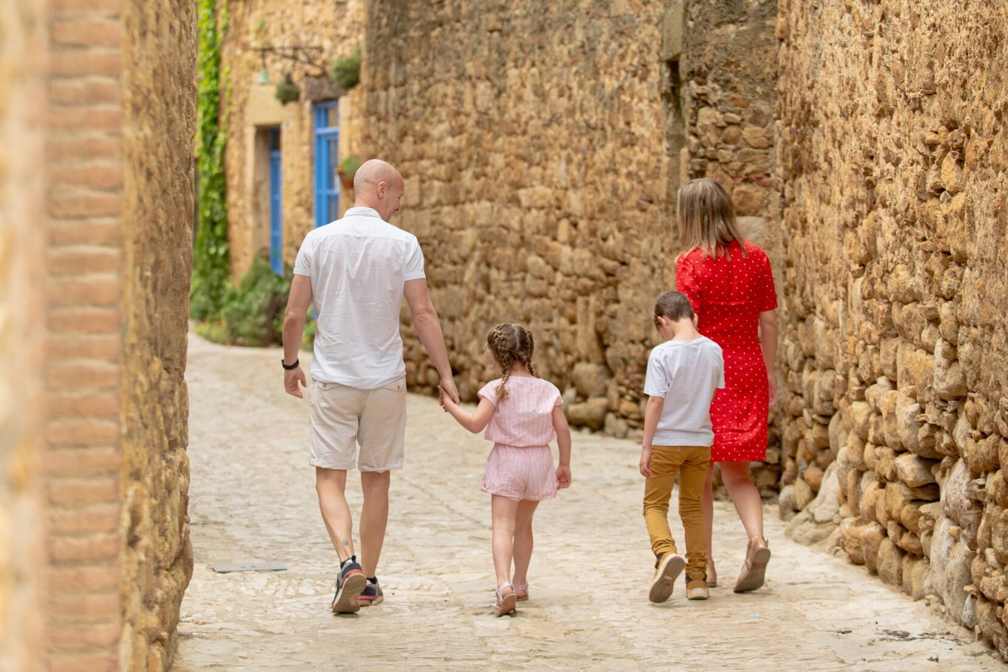 Familia caminando callejones Costa Brava