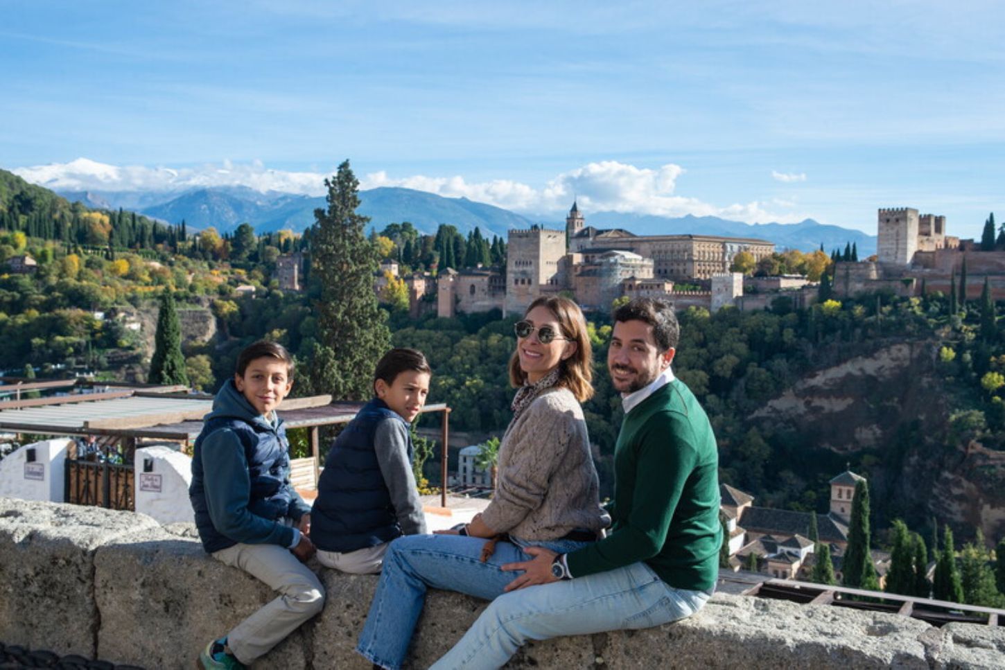 Familia disfrutando Granada