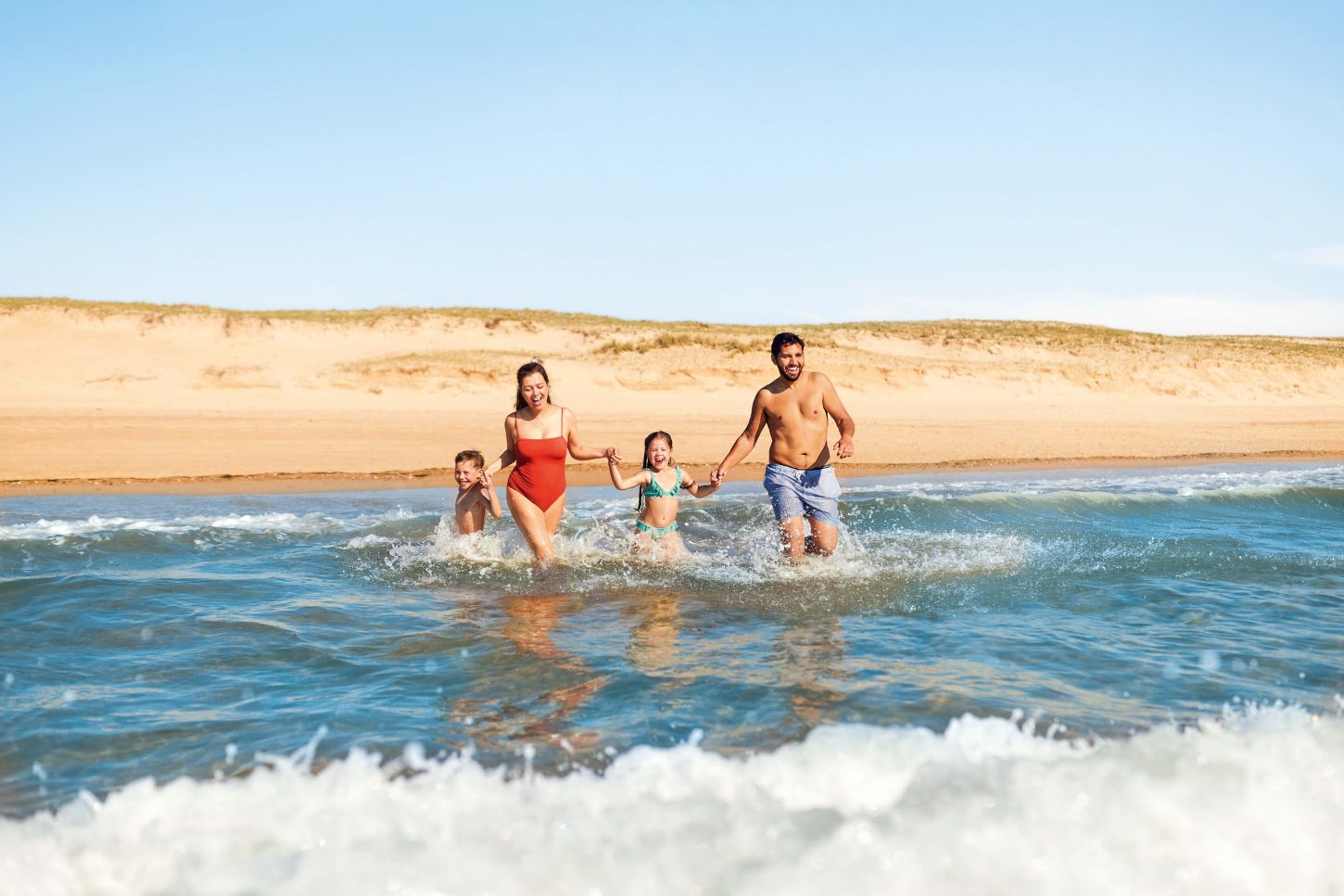 Familia disfrutando del puente de mayo