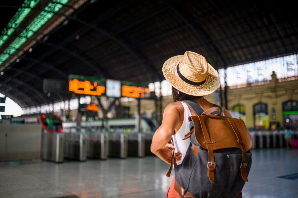 Chica viajando en primavera
