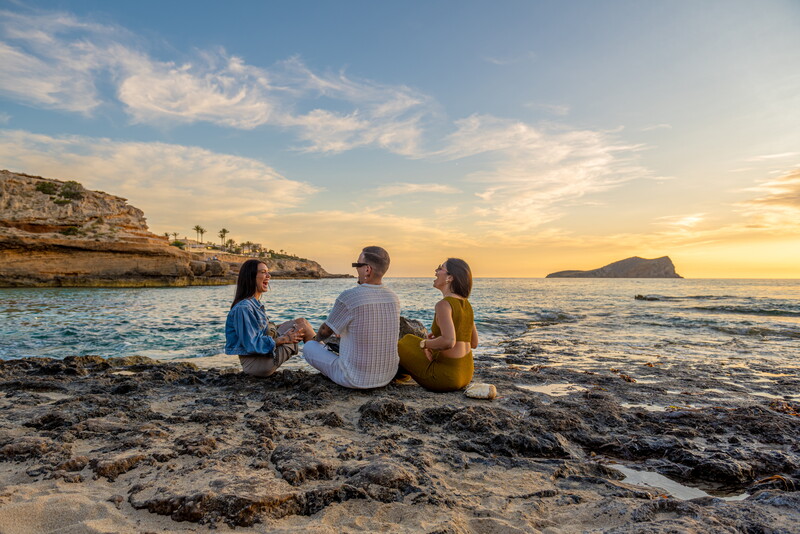 Amigos en playa de Ibiza