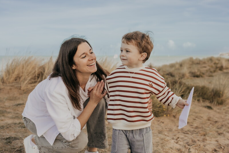Madre e hijo en la playa