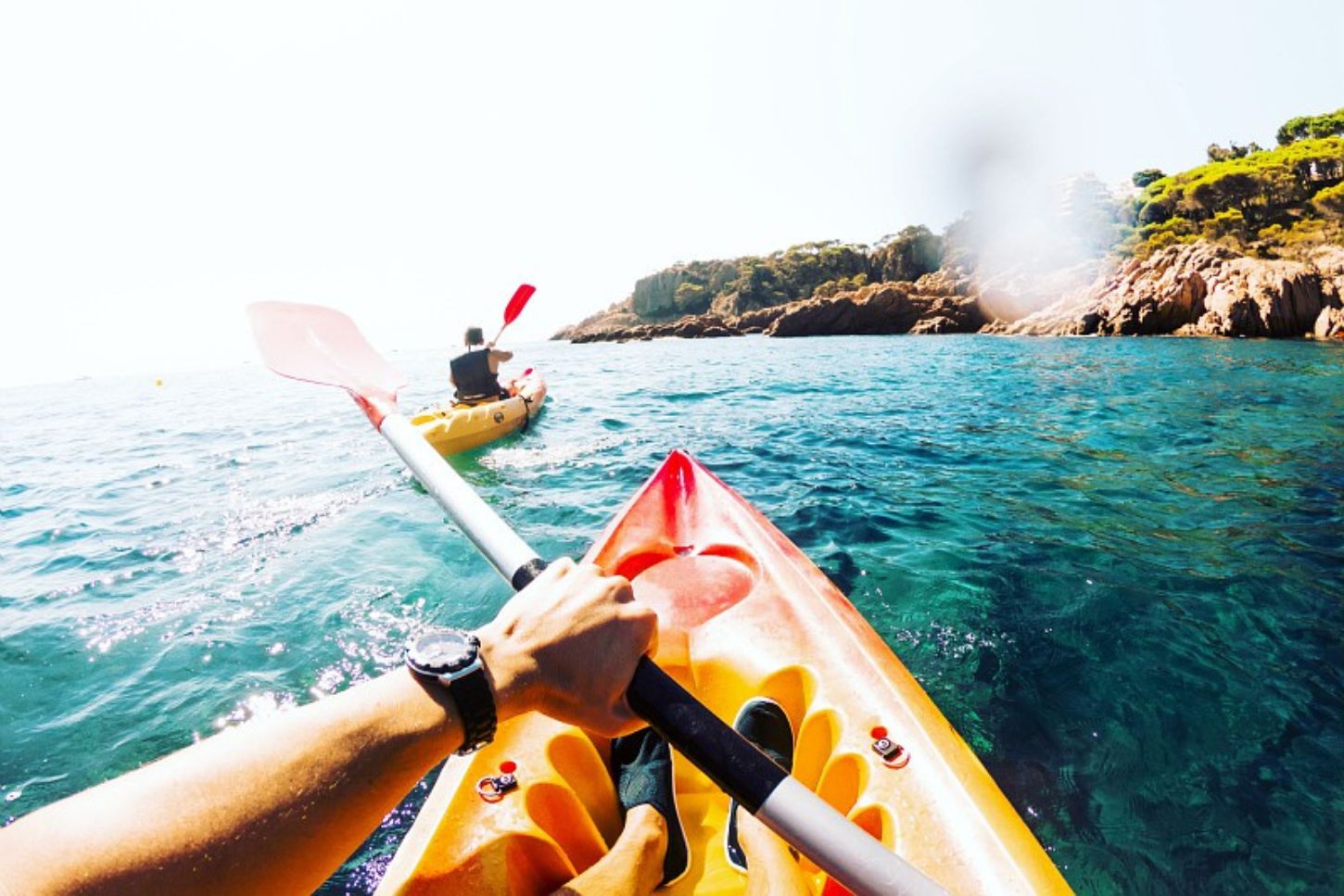 Dos personas kayak en la Costa Brava