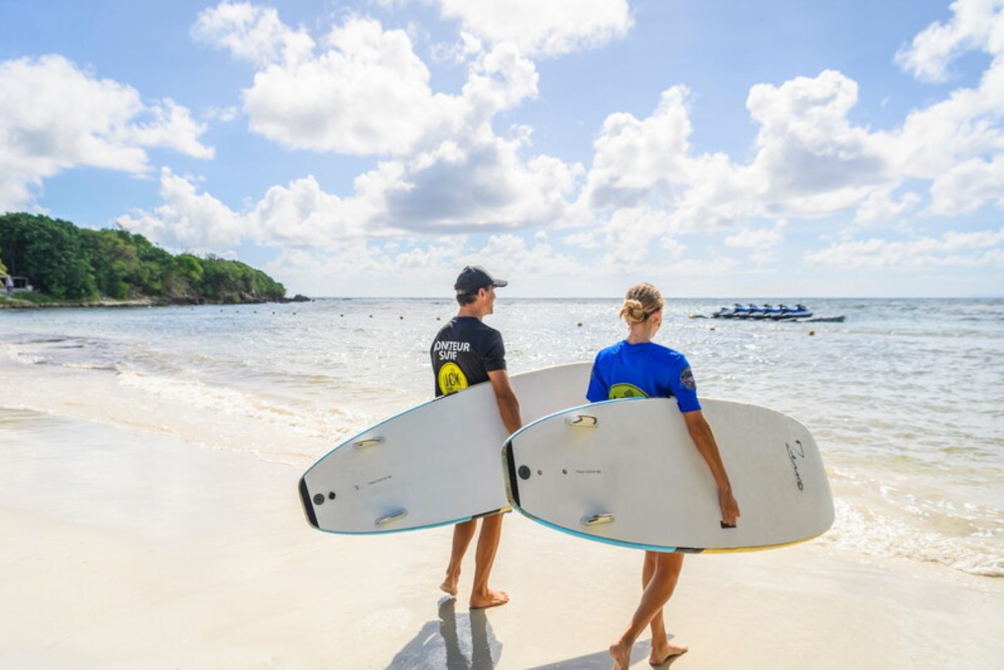 Dos personas preparando paddle surf