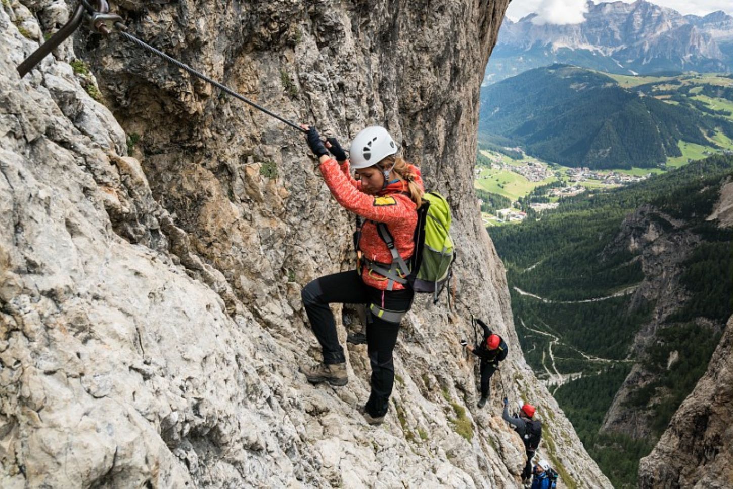 Gente en vía ferrata