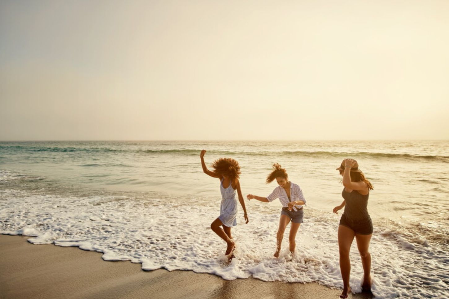 Amigos disfrutando en la playa