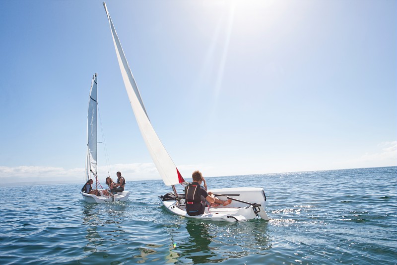 Personas practicando deporte de vela