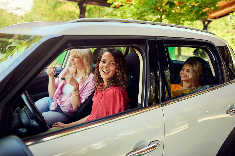 Grupo de amigas en coche