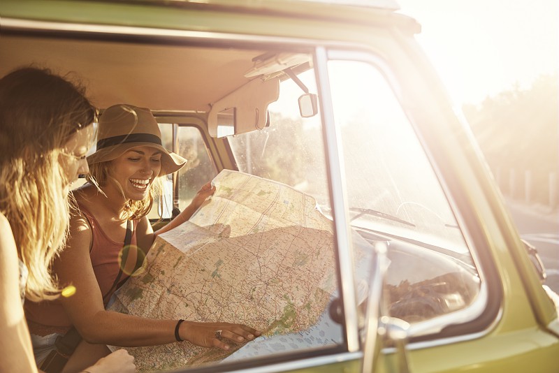 Amigas revisando ruta de viaje