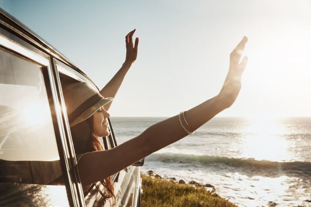 Amigas viajando en coche