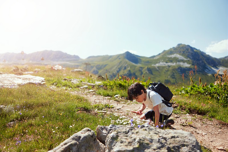 Niño jugando en la montaña