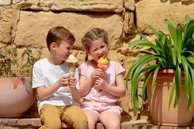 Niños comiendo helado