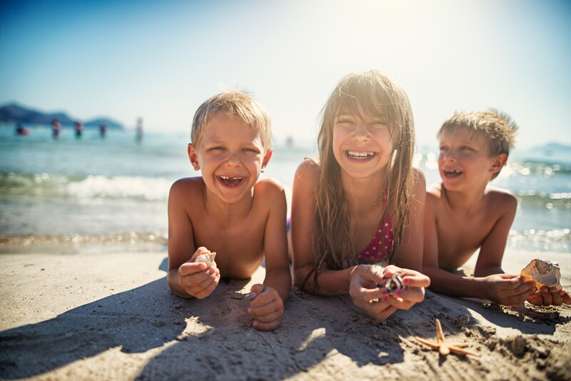 Niños en la orilla del mar