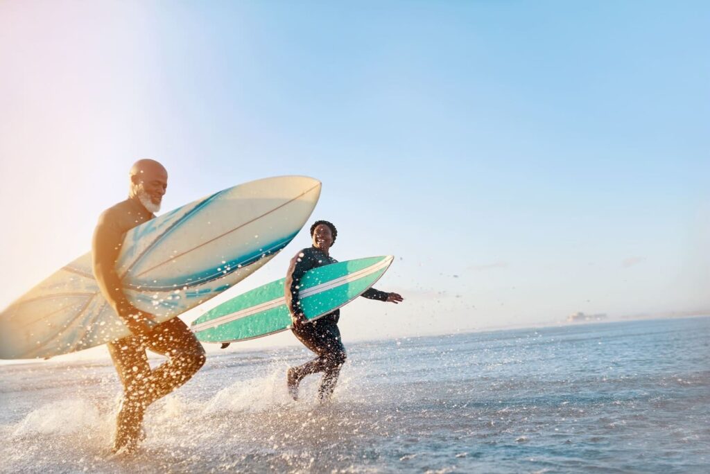 Personas con tablas de surf