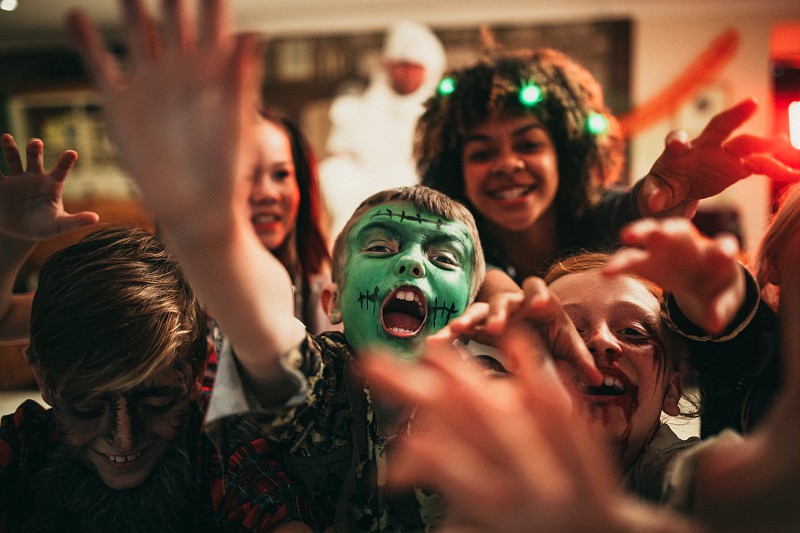 Niños celebrando Halloween Creepy Party