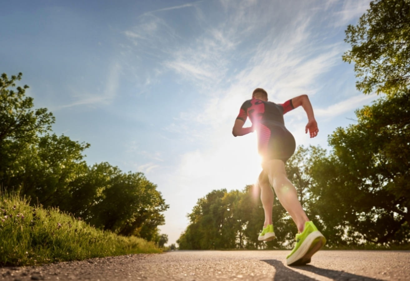 Hombre participando en triatlón