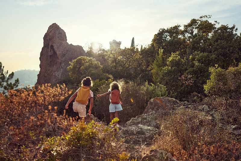 Niñas caminando en el bosque