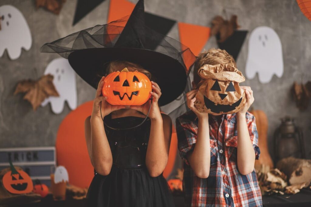 Niños celebrando halloween 2026
