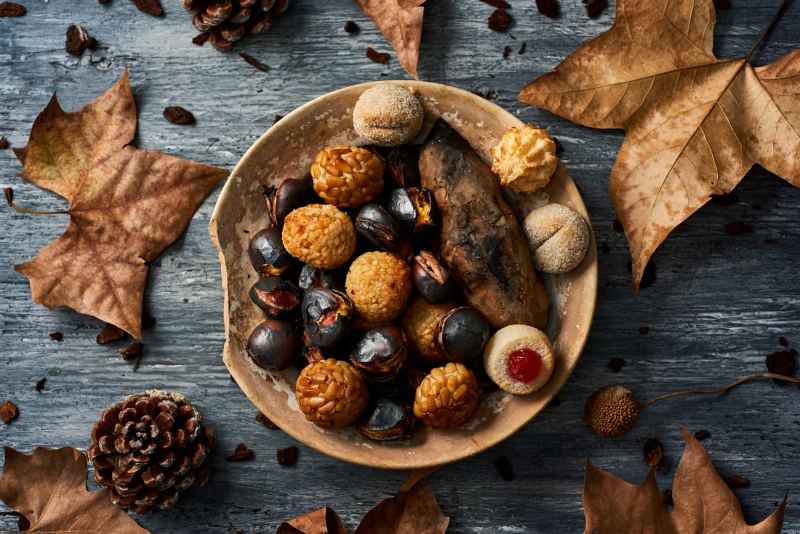 dulces tradicionales: castañas y panellets